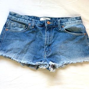 Jean booty shorts